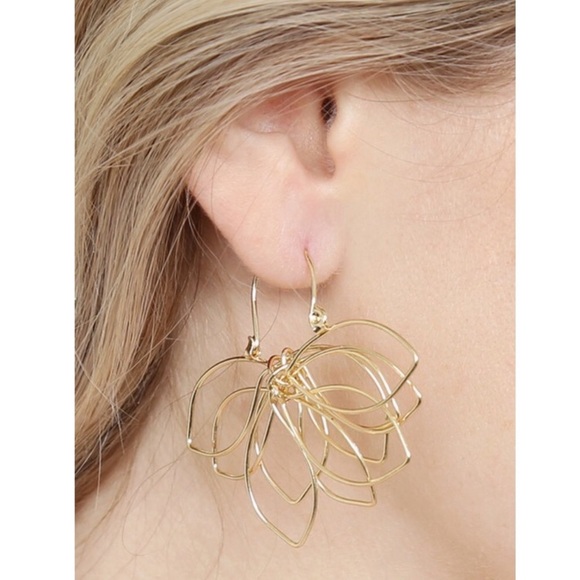 ⚫️5/25 Wire Floral Petal Earrings - Picture 3 of 4